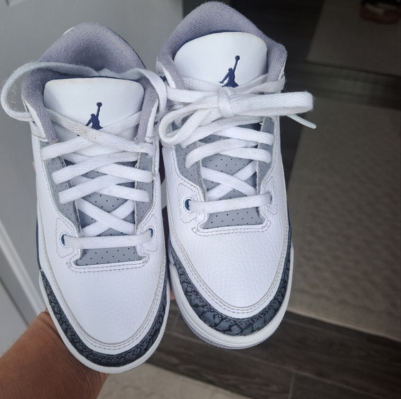 Boys Jordan 3 Retro💙🩶 - Picture 3 of 12